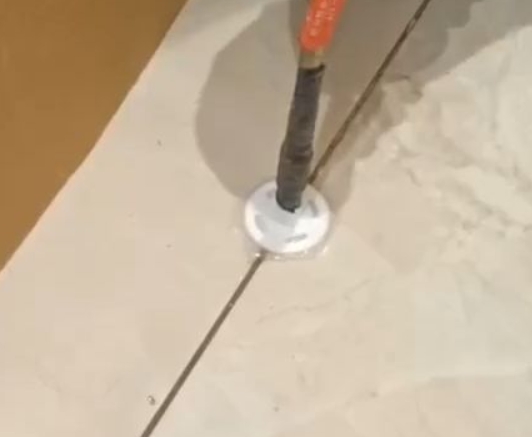 上林瓷砖空鼓维修公司专业解答瓷砖在铺贴过程中，如果没有涂抹均匀到位的粘结材料（如水泥砂浆或瓷砖胶），可能会导致以下问题