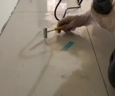 上林瓷砖开裂维修公司专业分享瓷砖在铺贴前如果没有沥干水分，将会导致以下问题